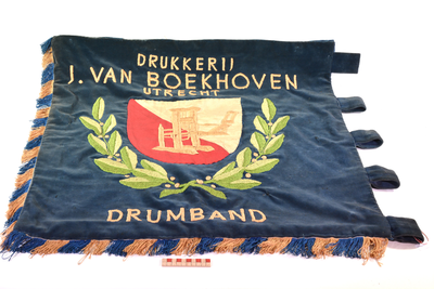 878262 Afbeelding van het vaandel van de Drumband van Drukkerij J. van Boekhoven aan de Breedstraat te Utrecht, uit de ...